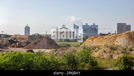 23. August 2023, Sachsen, Leipzig: Blick auf das rund 25 ha große Gelände des ehemaligen Eutritzschen Freiladebahnhofs in unmittelbarer Nähe der Leipziger Innenstadt. Für das Ödland ist ein neues Viertel mit rund 2.400 geplanten Wohneinheiten, über 100.000 Quadratmetern Gewerbefläche und einem attraktiven öffentlichen Park geplant. Zusätzlich soll ein Schulcampus mit einer Gemeinschaftsschule, zwei Kindertagesstätten mit insgesamt 330 Plätzen und kultursozialen Einrichtungen errichtet werden. Als „Schwammstadt“ hält die Gegend das gesamte Regenwasser in der Nachbarschaft wie ein Schwamm Stockfoto