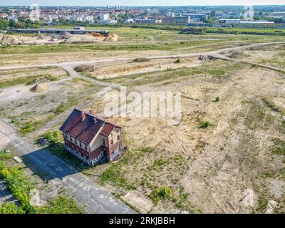 23. August 2023, Sachsen, Leipzig: Blick auf das rund 25 ha große Gelände des ehemaligen Eutritzschen Freiladebahnhofs in unmittelbarer Nähe der Leipziger Innenstadt. Für das Ödland ist ein neues Viertel mit rund 2.400 geplanten Wohneinheiten, über 100.000 Quadratmetern Gewerbefläche und einem attraktiven öffentlichen Park geplant. Zusätzlich soll ein Schulcampus mit einer Gemeinschaftsschule, zwei Kindertagesstätten mit insgesamt 330 Plätzen und kultursozialen Einrichtungen errichtet werden. Als „Schwammstadt“ hält die Gegend das gesamte Regenwasser in der Nachbarschaft wie ein Schwamm und Stockfoto