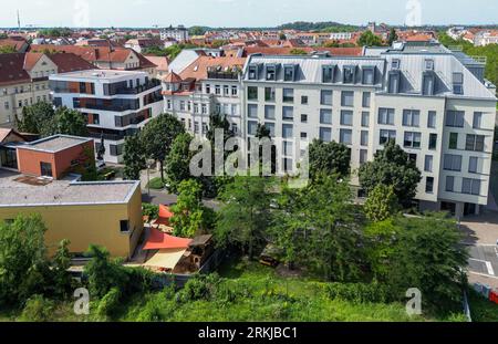 Leipzig, Deutschland. August 2023. Blick auf Wohnhäuser verschiedener Epochen in der Altenburger Straße an der Ecke Kurt-Eisner-Straße im Süden Leipzigs. Quelle: Jan Woitas/dpa/Alamy Live News Stockfoto