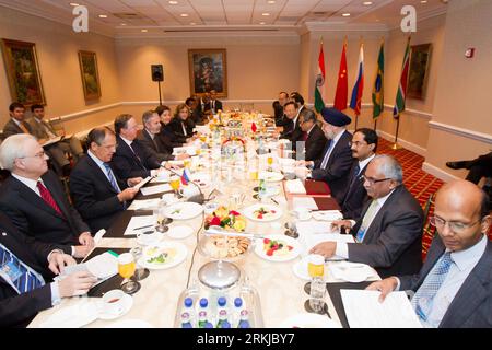 Bildnummer: 56086912  Datum: 23.09.2011  Copyright: imago/Xinhua (110924) -- NEW YORK, Sept. 24, 2011 (Xinhua) -- A meeting of foreign ministers from Brazil, Russia, India, China and South Africa (BRICS) is held in New York, the United States, Sept. 23, 2011. (Xinhua/Zhu Wei)(zcc) US-NEW YORK-BRICS-FMS-MEETING PUBLICATIONxNOTxINxCHN People Politik xda x0x premiumd 2011 quer      56086912 Date 23 09 2011 Copyright Imago XINHUA  New York Sept 24 2011 XINHUA a Meeting of Foreign Minister from Brazil Russia India China and South Africa BRICS IS Hero in New York The United States Sept 23 2011 XINHU Stockfoto