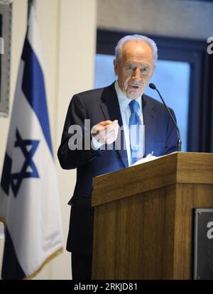 Bildnummer: 56109313  Datum: 25.09.2011  Copyright: imago/Xinhua (110925)-- JERUSALEM, Sept. 25, 2011(Xinhua) -- Israeli President Shimon Peres gives a speech on the presentation of the 2011 Democracy Index from the Israel Democracy Institute, at Israeli President s Residence in Jerusalem on Sept. 25, 2011. The annual Israeli Democracy Index paints a detailed piture of Israeli public opinion, regarding the functioning of the government, performance of elected officials and key democratic values. (Xinhua/Yin Dongxun)(srb) MIDEAST-ISRAEL-PERES-2011 DEMOCRACY INDEX PUBLICATIONxNOTxINxCHN People P Stock Photo