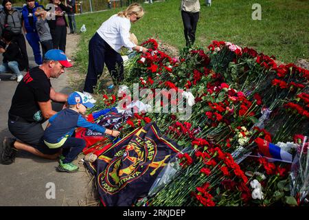 St. Petersburg, Russland. August 2023. Die Menschen legten Blumen zum Gedenken an Jewgeni Prigozhin in einer spontanen Gedenkstätte in der Nähe des PMC Wagner Center in St. Petersburg. Am Mittwoch, den 23. August, bestätigte die Federal Air Transport Agency in einer Erklärung den Tod von 10 Personen, die an Bord eines Geschäftsflugzeugs waren, das dem Geschäftsmann und Gründer von Wagner PMC Yevgeny Prigozhin gehörte, der in der Region Tver, Russland, abgestürzt war. Die Federal Air Transport Agency bestätigte auch, dass Jewgeni Prigozhin auf der Liste der 10 Personen an Bord stand, darunter 3 Besatzungsmitglieder. Auf dieser Liste stand auch Prigozhins rechte Hand Stockfoto