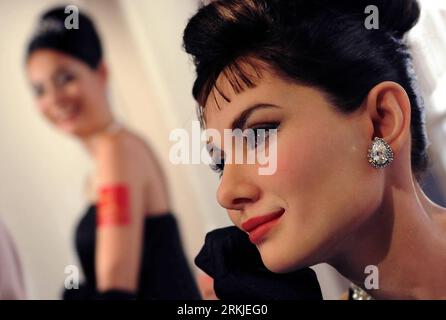 Bildnummer: 56129038  Datum: 27.09.2011  Copyright: imago/Xinhua (110927) -- HONG KONG, Sept. 27, 2011 (Xinhua) -- The wax figure of actress Audrey Hepburn (front) is seen at the Madame Tussauds Hong Kong in Hong Kong, south China, Sept. 27, 2011. The wax figure of Audrey Hepburn was unveiled in Hong Kong on Tuesday. (Xinhua/Chen Xiaowei) (xzj) CHINA-HONG KONG-AUDREY HEPBURN-WAX FIGURE-UNVEILING (CN) PUBLICATIONxNOTxINxCHN Entertainment Wachsfiguren Wachsfigurenkabinett People x0x xst 2011 quer premiumd      56129038 Date 27 09 2011 Copyright Imago XINHUA  Hong Kong Sept 27 2011 XINHUA The WAX Stockfoto