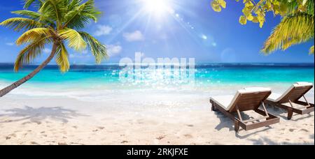 Tropical Beach - Liegestühle Mit Palme Auf Korallensand Auf Malediven Island - Glitzernde Lichteffekte Mit Selektivem Fokus Im Vordergrund Stockfoto