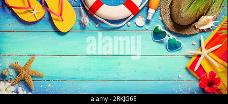 Strand Sommer Hintergrund - Zubehör Hut und Handtuch mit Sandelsand Sonnenbrille auf blauer Holzplanke Stockfoto