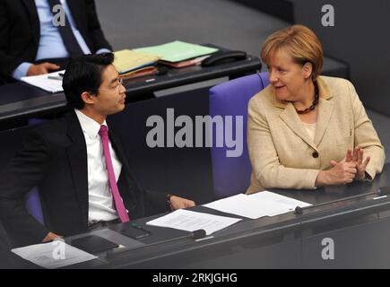 Bildnummer: 56135003  Datum: 29.09.2011  Copyright: imago/Xinhua (110929) -- BERLIN, Sept. 29, 2011 (Xinhua) -- German Chancellor Angela Merkel (R) talks with German Vice Chancellor and Economy Minister Philipp Roesler during the session of the Bundestag lower house voting on expanding the EFSF mechanism in Berlin, capital of Germany on Sept. 29, 2011. (Xinhua/Ma Ning) GERMANY-PARLIAMENT-VOTE-EURO RESCUE PUBLICATIONxNOTxINxCHN People Politik Abstimmung Ger Wirtschaft Europapolitik Stabilitätsprogramm Euro Finanzen xdp x0x premiumd 2011 quer      56135003 Date 29 09 2011 Copyright Imago XINHUA Stock Photo