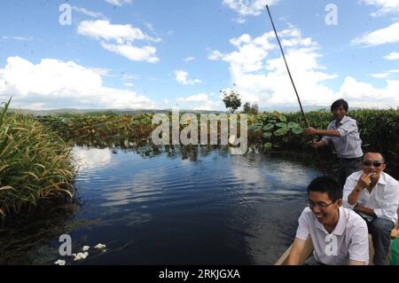 Bildnummer: 56135263  Datum: 29.09.2011  Copyright: imago/Xinhua (110929) -- DALI, Sept. 29, 2011 (Xinhua) -- Visitors cruise on a boat on the Luoshijiang river in the wetland near the Erhai Lake, Dali Bai Autonomous Prefecture, China s southwest Yunnan Province, Sept. 28, 2011. Covering more than 10,000 mu, or 666.7 hectares, the wetland nature reserve was established around the Erhai Lake with a total investment of 200 million yuan (about 31.3 million U.S. dollar). The local water quality and ecological environment here was largely improved thanks to the project. (Xinhua/Chen Haining) (lj) C Stock Photo