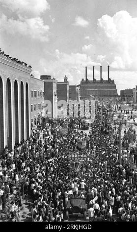 Bildnummer: 56137888  Datum: 14.07.1956  Copyright: imago/Xinhua (110930) -- BEIJING, Sept. 30,  (Xinhua) -- File photo taken on July 14, 1956 shows the first batch of China s self-made truck, the Jiefang, at the First Automobile Works (FAW) in Changchun, northeast China s Jilin Province. In 2010, China s car output topped 18.26 million and China s auto sales hit 18.06 million, ensuring the country s position as the world s biggest car producer and market for a second year. PUBLICATIONxNOTxINxCHN Wirtschaft Industrie x2x xst 1956 hoch Highlight o0 sw, Autoindustrie, LKW     56137888 Date 14 07 Stock Photo