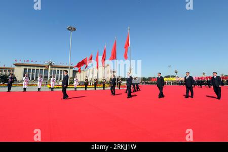 Bildnummer: 56138911 Datum: 01.10.2011 Copyright: imago/Xinhua (111001) -- PEKING, 1. Oktober 2011 (Xinhua) -- chinesischer Präsident Hu Jintao und andere Mitglieder des Ständigen Ausschusses des Politischen Büros des Zentralkomitees der Kommunistischen Partei Chinas (KPCh), einschließlich Wu Bangguo, Wen Jiabao, Jia Qinglin, Li Changchun, XI Jinping, Li Keqiang, He Guoqiang und Zhou Yongkang gehen zum Denkmal für die Helden des Volkes auf dem Tian-Anmen-Platz von Peking, Hauptstadt von China, 1. Oktober 2011. Chinas Spitzenpolitiker legten am Samstagmorgen Blumenkörbe an das Denkmal, um den 62. Jahrestag von zu feiern Stockfoto