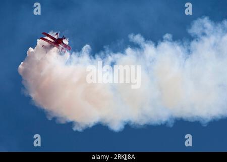 Bildnummer: 56139408 Datum: 30.09.2011 Copyright: imago/Xinhua (111001) -- SAN DIEGO, 1. Oktober 2011 (Xinhua) -- Pilot Sean Tucker fliegt im Oracle Challenger während der Miramar Air Show in San Diego, Kalifornien am 30. September 2011. Die Miramar Air Show, die größte und beste Militärflugshow in den USA, wurde 2007 vom International Council of Air Shows zur World's Best Military Air Show gewählt. Das diesjährige Thema ist Ein Gruß an San Diego: Geburtsort der Naval Aviation 1911-2011. (Xinhua/Adrian Sanchez-Gonzalez) (cl) U.S.-SAN DIEGO-MIRAMAR AIR SHOW PUBLICATIONxNOTxINxCHN Gesellschaft USA Flugshow Stockfoto