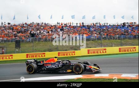 Zandvoort, Niederlande. 25. August 2023. Motorsport: Formel-1-Weltmeisterschaft, großer Preis der Niederlande, 2. Freies Training: Max Verstappen aus den Niederlanden des Teams Oracle Red Bull ist auf dem richtigen Weg. Quelle: Hasan Bratic/dpa/Alamy Live News Stockfoto