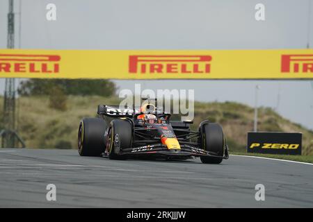 Zandvoort, Niederlande. 25. August 2023. Motorsport: Formel-1-Weltmeisterschaft, großer Preis der Niederlande, 2. Freies Training: Max Verstappen aus den Niederlanden des Teams Oracle Red Bull ist auf dem richtigen Weg. Quelle: Hasan Bratic/dpa/Alamy Live News Stockfoto