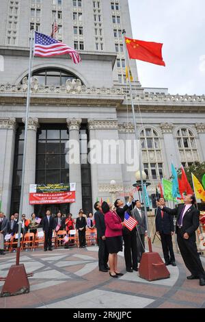 Bildnummer: 56139879  Datum: 01.10.2011  Copyright: imago/Xinhua (111002) -- OAKLAND, Oct. 2, 2011 (Xinhua) -- Oakland Mayor Jean Quan (2nd L Front) and Gao Zhansheng (3rd L Front), Chinese consul general in San Francisco, watch the national flag of China rising during a ceremony marking the 62nd anniversary of the founding of the People s Republic of China in Oakland, California, the United States, Oct. 1, 2011. (Xinhua/Liu Yilin) U.S.-OAKLAND-CHINESE NATIONAL DAY-CELEBRATION PUBLICATIONxNOTxINxCHN People Politik 62 Jubiläum xjh x0x premiumd 2011 hoch      56139879 Date 01 10 2011 Copyright I Stock Photo