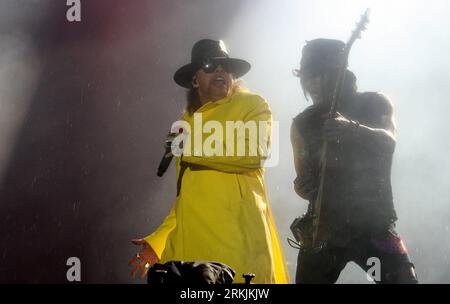 Bildnummer: 56142845 Datum: 03.10.2011 Copyright: imago/Xinhua (111003) -- RIO DE JANEIRO, 3. Oktober 2011 (Xinhua) -- Axl Rose, Sängerin der amerikanischen Rockband Guns N Roses, tritt am letzten Tag des Rock in Rio Musikfestivals im südostbrasilianischen Rio de Janeiro, 3. Oktober 2011 auf. Insgesamt 700.000 nahmen an der siebentägigen Show Teil, die am Montag in Rio de Janeiro geschlossen wurde. (Xinhua/Agencia Estado) (BRASILIEN RAUS) (lmm) BRASILIEN-RIO DE JANEIRO-ROCK IN RIO PUBLICATIONxNOTxINxCHN People Entertainment Musik Aktion xns x2x 2011 quer 56142845 Datum 03 10 2011 Copyright Imago XINHUA Rio de Janeiro OCT 3 2011 Stockfoto