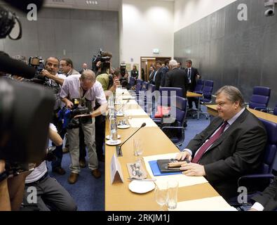 Bildnummer: 56143838  Datum: 03.10.2011  Copyright: imago/Xinhua (111003) -- LUXEMBOURG, Oct. 3, 2011 (Xinhua) -- Greek Finance Minister Evangelos Venizelos is seen during the Eurozone Finance Ministers meeting in Luxembourg, Oct. 3, 2011. The Eurozone Finance Ministers meeting kicked off on Monday. (Xinhua/Thierry Monasse) LUXEMBOURG-EUROZONE-FINANCE MINISTERS-MEETING PUBLICATIONxNOTxINxCHN People Politik Finanzministertreffen der Eurozone Finanzminister xjh x0x premiumd 2011 quer      56143838 Date 03 10 2011 Copyright Imago XINHUA  Luxembourg OCT 3 2011 XINHUA Greek Finance Ministers Evange Stock Photo