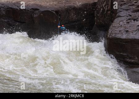 Ein abenteuerlicher Kajakfahrer, der durch die anspruchsvollen Stromschnellen des Gauley River in West Virginia navigiert Stockfoto