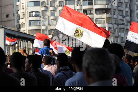 Bildnummer: 56153401  Datum: 06.10.2011  Copyright: imago/Xinhua (111006) -- CAIRO, Oct. 6, 2011 (Xinhua) -- Egyptians celebrate the Egyptian victory of the 6th of October 1973 war, near the Tahrir Square in Cairo, Egypt, Oct. 6, 2011. (Xinhua/Qin Haishi) EGYPT-CAIRO-OCTOBER 6TH VITORY CELEBRATIONS PUBLICATIONxNOTxINxCHN Gesellschaft Jahrestag Jom Kippur Krieg x0x xtm 2011 quer      56153401 Date 06 10 2011 Copyright Imago XINHUA  Cairo OCT 6 2011 XINHUA Egyptians Celebrate The Egyptian Victory of The 6th of October 1973 was Near The Tahrir Square in Cairo Egypt OCT 6 2011 XINHUA Qin Haishi Eg Stock Photo