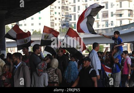 Bildnummer: 56153400  Datum: 06.10.2011  Copyright: imago/Xinhua (111006) -- CAIRO, Oct. 6, 2011 (Xinhua) -- Egyptians celebrate the Egyptian victory of the 6th of October 1973 war, near the Tahrir Square in Cairo, Egypt, Oct. 6, 2011. (Xinhua/Qin Haishi) EGYPT-CAIRO-OCTOBER 6TH VITORY CELEBRATIONS PUBLICATIONxNOTxINxCHN Gesellschaft Jahrestag Jom Kippur Krieg x0x xtm 2011 quer      56153400 Date 06 10 2011 Copyright Imago XINHUA  Cairo OCT 6 2011 XINHUA Egyptians Celebrate The Egyptian Victory of The 6th of October 1973 was Near The Tahrir Square in Cairo Egypt OCT 6 2011 XINHUA Qin Haishi Eg Stock Photo