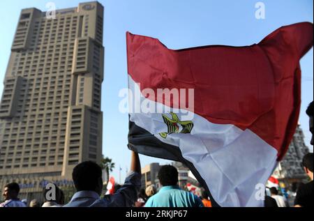 Bildnummer: 56153402  Datum: 06.10.2011  Copyright: imago/Xinhua (111006) -- CAIRO, Oct. 6, 2011 (Xinhua) -- Egyptians celebrate the Egyptian victory of the 6th of October 1973 war, near the Tahrir Square in Cairo, Egypt, Oct. 6, 2011. (Xinhua/Qin Haishi) EGYPT-CAIRO-OCTOBER 6TH VITORY CELEBRATIONS PUBLICATIONxNOTxINxCHN Gesellschaft Jahrestag Jom Kippur Krieg x0x xtm 2011 quer      56153402 Date 06 10 2011 Copyright Imago XINHUA  Cairo OCT 6 2011 XINHUA Egyptians Celebrate The Egyptian Victory of The 6th of October 1973 was Near The Tahrir Square in Cairo Egypt OCT 6 2011 XINHUA Qin Haishi Eg Stock Photo