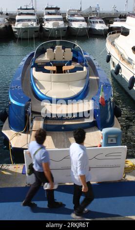 Bildnummer: 56157660 Datum: 07.10.2011 Copyright: imago/Xinhua (111008) -- GENOA, 8. Oktober 2011 (Xinhua) -- Besucher schauen sich Boote während einer internationalen Bootsmesse in Genua, Italien, 7. Oktober 2011 an. Genua ist ein charmanter Besucher aus der ganzen Welt zur 51. Internationalen Bootsmesse. Die jährliche Veranstaltung, die zu den wichtigsten und größten ihrer Art weltweit zählt und in diesem Jahr über 2.000 Wasserfahrzeuge von 1.300 Ausstellern umfasst, konzentrierte sich auf das Thema Innovation und High-Tech-Design. Die internationale Bootsmesse von Genua, die erstmals 1962 ins Leben gerufen wurde, dauert in diesem Jahr 9 Tage und die sh Stockfoto