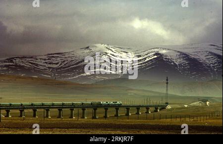 Bildnummer: 56158582  Datum: 06.10.2011  Copyright: imago/Xinhua (111008) -- BEIJING, Oct. 8, 2011 (Xinhua) -- A train runs along the Qinghai-Tibet Railway in the section of Golmud, northwest China s Qinghai Province, June 28, 2006. At present, Asia is playing a significant role in the word which no one can ignore. The emerging economies like China and India, have been the most active growth pole of global economy. Financial Times has said, the shift of economic and geopolitical clout towards the East, symbolized by the rise of China, is part of a border movement of capital, innovation and eco Stock Photo