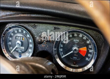 Manchester UK 06 Aug 2023 Classic Oldtimer Nahaufnahme der Zifferblätter auf dem Armaturenbrett Stockfoto