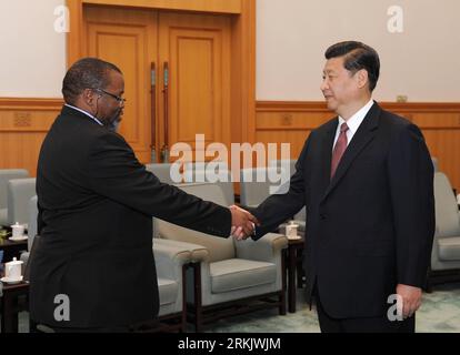 Bildnummer: 56166129  Datum: 10.10.2011  Copyright: imago/Xinhua (111011) -- BEIJING, Oct. 11, 2011 (Xinhua) -- Chinese Vice President Xi Jinping (R), who is also a member of the Standing Committee of the Political Bureau of the Communist Party of China (CPC) Central Committee, meets with Gwede Mantashe, general secretary of African National Congress of South Africa (ANC) in Beijing, capital of China, Oct. 10, 2011. During the meeting with a delegation of ANC senior cadres headed by Gwede Mantashe, Xi Jinping had pledged to enhance the exchange of governance experience with the African Nationa Stock Photo