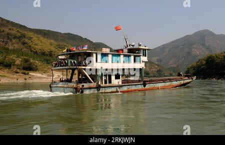 Bildnummer: 56166142  Datum: 01.03.2011  Copyright: imago/Xinhua (111011) -- XISHUANGBANNA, Oct. 11, 2011 (Xinhua) -- The file photo shows a ship sails on the Mekong River in Xishuangbanna, southwest China s Yunnan Province on March 1, 2011. A total of 13 Chinese sailors have been killed after their boats were hijacked by drug traffickers on the Mekong River in north Thailand s Chiang Rai Province last week. The Chinese government asked all Chinese ships to offstream. (Xinhua/Lin Yiguang) (zkr) CHINA-YUNNAN-XISHUANGBANNA-SHIP-OFFSTREAM(CN) PUBLICATIONxNOTxINxCHN Wirtschaft Transport Logistik V Stock Photo