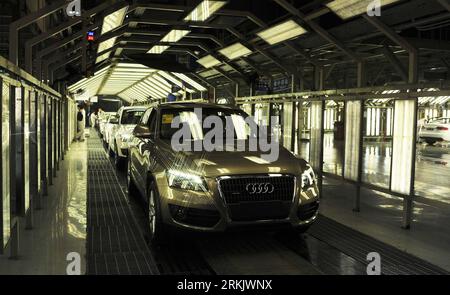 (111011) -- CHANGCHUN, 11. Oktober 2011 (Xinhua) -- Foto aufgenommen am 9. Oktober 2011 zeigt einen Audi SUV auf seiner Produktionslinie in einem FAW-Volkswagen-Werk in Changchun, der Hauptstadt der nordchinesischen Provinz Jilin. Als Chinas FAW (First Auto Works) Group 1956 Chinas erstes Automobil herstellte, konnten sich die Chinesen wahrscheinlich kaum vorstellen, dass sie innerhalb weniger Jahrzehnte ihre eigenen Autos besitzen könnten. 2009 überholte China jedoch die Vereinigten Staaten als größten Automobilmarkt der Welt, nachdem die Fahrzeugverkäufe in diesem Jahr 13,6 Millionen Einheiten erreichten. Seit China 2001 der WTO (Welthandelsorganisation) beigetreten ist, ist die autoindustrie Chinas Stockfoto