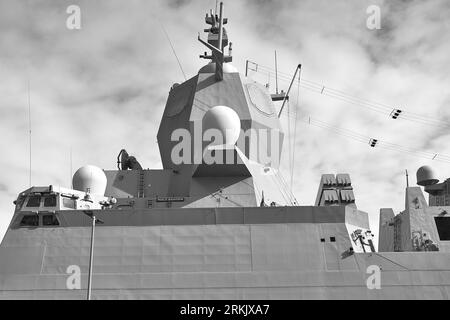 Schwarz-weiß-Foto der Brücke der Royal Norwegian Navy Fridtjof Nansen-Klasse Frigate, HNoMS Roald Amundsen (F311), in Tromsø, Norwegen. Stockfoto