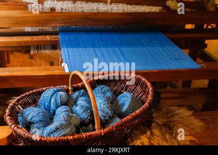 Handgefertigte, farbige Fäden aus Bio-Wolle. Stockfoto