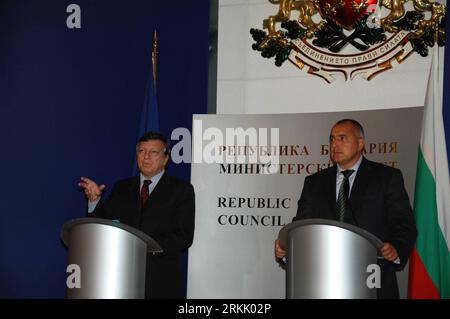 Bildnummer: 56177595 Datum: 13.10.2011 Copyright: imago/Xinhua (111013) -- SOFIA, 13. Oktober 2011 (Xinhua) -- Kommissionspräsident Jose Manuel Barroso und der bulgarische Premierminister Boyko Borissov nehmen an einer Pressekonferenz Teil, die nach ihrem Treffen in Sofia, Bulgarien, 13. Oktober 2011, abgehalten wurde. Barroso ist in Sofia, um an der Sitzung der Eurpoeischen Volkspartei teilzunehmen. (Xinhua/Wang Meng) BULGARIEN-SOFIA-BARROSO-PRESS-KONFERENZ PUBLICATIONxNOTxINxCHN People Politik x0x xtm 2011 quer Premiere 56177595 Datum 13 10 2011 Copyright Imago XINHUA Sofia OCT 13 2011 XINHUA Präsident der Europäischen Kommission Jos Stockfoto