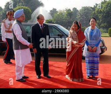 Bildnummer: 56179674 Datum: 14.10.2011 Copyright: imago/Xinhua (111014) -- NEU DELHI, 14. Oktober 2011 (Xinhua) -- der indische Präsident Pratibha Devisingh Patil (2. R) begrüßt Myanmars Präsidenten U. Thein sein (3. R) als indischen Premierminister Manmohan Singh (4. R) und Ehefrau des Präsidenten Myanmars (1. R) am 14. Oktober 2011 in Neu-Delhi, der Hauptstadt Indiens, den Blick auf den indischen Präsidentenpalast werfen. Indien und Myanmar haben sich am Freitag darauf geeinigt, die Zusammenarbeit in den Bereichen Wirtschaft, Energie und Sicherheit mit Neu-Delhi zu stärken und 500 Millionen US-Dollar für Entwicklungsprojekte in Myanmar bereitzustellen, berichtete Indo-Asian News Stockfoto