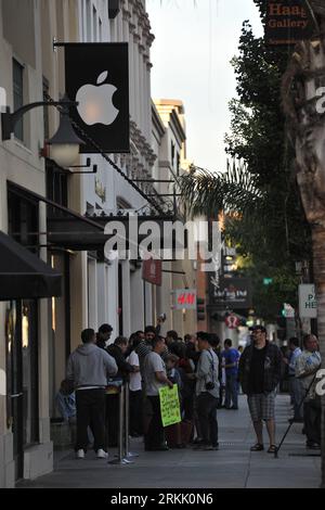 Bildnummer: 56181071  Datum: 14.10.2011  Copyright: imago/Xinhua (111014) -- PASADENA, Oct. 14, 2011 (Xinhua) -- Customers wait in line to buy iPhone 4S outside an Apple store in Pasadena, California, the United States, Oct. 14, 2011. Apple Inc s new iPhone 4S went on sale Friday in stores across the globe. (Xinhua/Yang Lei) (djj) US-PASADENA-IPHONE 4S PUBLICATIONxNOTxINxCHN Wirtschaft Einzelhandel USA Apple iPhone i Phone 4S 4 S Verkauf Verkaufsstart premiumd xns x0x 2011 hoch      56181071 Date 14 10 2011 Copyright Imago XINHUA  Pasadena OCT 14 2011 XINHUA customers Wait in Line to Buy iPhon Stock Photo