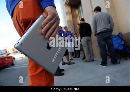 Bildnummer: 56181068  Datum: 14.10.2011  Copyright: imago/Xinhua (111014) -- PASADENA, Oct. 14, 2011 (Xinhua) -- An Apple employee holds an iPad beside waiting in line to buy iPhone 4S outside an Apple store in Pasadena, California, the United States, Oct. 14, 2011. Apple Inc s new iPhone 4S went on sale Friday in stores across the globe. (Xinhua/Yang Lei) (djj) US-PASADENA-IPHONE 4S PUBLICATIONxNOTxINxCHN Wirtschaft Einzelhandel USA Apple iPhone i Phone 4S 4 S Pad Objekte Verkauf Verkaufsstart premiumd xns x0x 2011 quer      56181068 Date 14 10 2011 Copyright Imago XINHUA  Pasadena OCT 14 201 Stock Photo