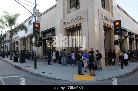 Bildnummer: 56181070  Datum: 14.10.2011  Copyright: imago/Xinhua (111014) -- PASADENA, Oct. 14, 2011 (Xinhua) -- Customers wait in line to buy iPhone 4S outside an Apple store in Pasadena, California, the United States, Oct. 14, 2011. Apple Inc s new iPhone 4S went on sale Friday in stores across the globe. (Xinhua/Yang Lei) (djj) US-PASADENA-IPHONE 4S PUBLICATIONxNOTxINxCHN Wirtschaft Einzelhandel USA Apple iPhone i Phone 4S 4 S Verkauf Verkaufsstart premiumd xns x0x 2011 quer      56181070 Date 14 10 2011 Copyright Imago XINHUA  Pasadena OCT 14 2011 XINHUA customers Wait in Line to Buy iPhon Stock Photo