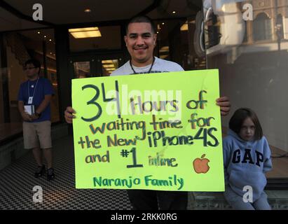 Bildnummer: 56181069  Datum: 14.10.2011  Copyright: imago/Xinhua (111014) -- PASADENA, Oct. 14, 2011 (Xinhua) -- A customer shows a sign while waiting in line to buy iPhone 4S outside an Apple store in Pasadena, California, the United States, Oct. 14, 2011. Apple Inc s new iPhone 4S went on sale Friday in stores across the globe. (Xinhua/Yang Lei) (djj) US-PASADENA-IPHONE 4S PUBLICATIONxNOTxINxCHN Wirtschaft Einzelhandel USA Apple iPhone i Phone 4S 4 S Verkauf Verkaufsstart premiumd xns x0x 2011 quer      56181069 Date 14 10 2011 Copyright Imago XINHUA  Pasadena OCT 14 2011 XINHUA a Customer S Stock Photo