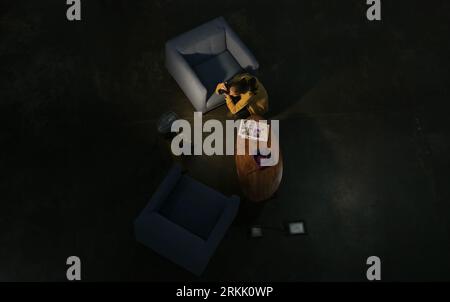 A top view of a female photographer in the process of capturing interior photos with a digital camera Stockfoto