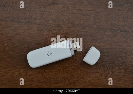 Die neueste Generation des USB 5G-Modems schließt sich für eine Internetverbindung und ermöglicht so eine schnelle, effiziente und moderne Verbindung. 5G-Chip-Technologie sorgt für mobile Geschwindigkeit Stockfoto