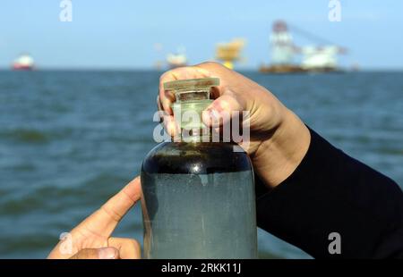 Bildnummer: 56182416  Datum: 15.10.2011  Copyright: imago/Xinhua (111015) -- JINZHOU, Oct. 15, 2011 (Xinhua) -- Photo taken on Oct. 15, 2011 shows a bottle of the polluted seawater taken near the Jinzhou 9-3 Oilfield off the coast of Jinzhou, northeast China s Liaoning Province. An oil spill was reported in the Jinzhou 9-3 Oilfield, which is located in the Liaodong Bay, Friday afternoon. An underwater pipe was damaged by anchors of passing ships, causing the oil leak, according to the Tianjin branch of the China National Offshore Oil Corp, the oilfield s operator. (Xinhua/Li Yuze) (ljh) CHINA- Stock Photo