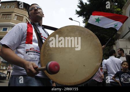 Bildnummer: 56182614  Datum: 15.10.2011  Copyright: imago/Xinhua (111015) -- CAIRO, Oct. 15, 2011 (Xinhua) -- A Syrian protestor beats a drum during a protest against Syria s President Bashar al-Assad in front of the Syrian Embassy in Cairo, Oct. 15, 2011. Arab foreign ministers will hold an emergency meeting on Sunday in Cairo to discuss the situation in Syria. (Xinhua/Nasser Nouri) (zx) EGYPT-CAIRO-SYRIAN PROTEST PUBLICATIONxNOTxINxCHN Gesellschaft Politik Demo Protest premiumd xbs x0x 2011 quer      56182614 Date 15 10 2011 Copyright Imago XINHUA  Cairo OCT 15 2011 XINHUA a Syrian protestor Stock Photo