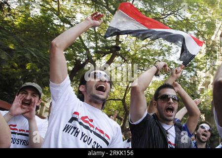 Bildnummer: 56182615 Datum: 15.10.2011 Copyright: imago/Xinhua (111015) -- KAIRO, 15. Oktober 2011 (Xinhua) -- syrische Demonstranten schreien Parolen während eines Protestes gegen den syrischen Präsidenten Baschar al-Assad vor der syrischen Botschaft in Kairo, 15. Oktober 2011. Die arabischen Außenminister werden am Sonntag in Kairo eine Dringlichkeitssitzung abhalten, um die Lage in Syrien zu erörtern. (Xinhua/Nasser Nouri) (zx) ÄGYPTEN-KAIRO-SYRISCHER Protest PUBLICATIONxNOTxINxCHN Gesellschaft Politik Demo Protest Premiere xbs x0x 2011 quer 56182615 Datum 15 10 2011 Copyright Imago XINHUA Cairo OCT 15 2011 XINHUA syrische Demonstranten Stockfoto