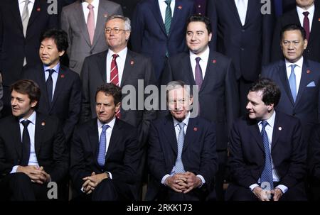 Bildnummer: 56182670  Datum: 15.10.2011  Copyright: imago/Xinhua (111015) -- PARIS, Oct. 15, 2011 (Xinhua) -- (L to R front) France s Finance Minister Francois Baroin, U.S. Treasury Secretary Timothy Geithner, France s Central Bank Governor Christian Noyer and British Finance Minister George Osborne pose during the family photo session at the G20 meeting of Finance Ministers and Central Bank Governors, in Paris, capital of France, Oct. 15, 2011. (Xinhua/Gao Jing) FRANCE-PARIS-G20-ECONOMY-FINANCE-MEETING PUBLICATIONxNOTxINxCHN People Politik G20 G 20 Finanzminister Treffen premiumd xbs x0x 2011 Stockfoto