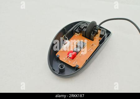 Offene Computermaus mit freiliegender elektronischer Schaltung für Wartung, Symbol der Technologie und moderner Computertechnik. Perfekt für Technologiekonzepte, Digit Stockfoto