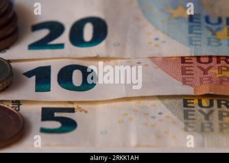 Nahaufnahme gebrauchter Euro-Cent-Banknoten und -Münzen Stockfoto
