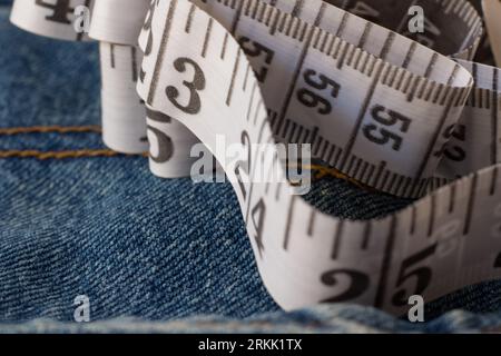 Maßband an der jeanshose Stockfoto