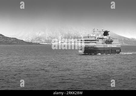 Schwarz-weiß-Foto des norwegischen Hurtigruten-Schiffs, MS POLARLYS, das am 5. Mai 2023 in Richtung Tromso, Norwegen, in südlicher Richtung segelt Stockfoto