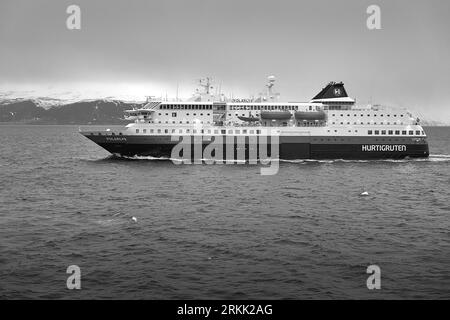 Schwarz-weiß-Foto des norwegischen Hurtigruten-Schiffs, MS POLARLYS, das in Richtung Süden in Richtung Tromso, Norwegen, segelt. 5. Mai 2023 Stockfoto