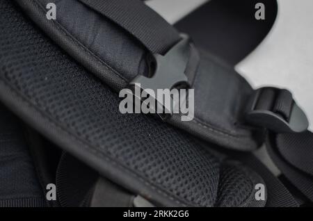 Schwarzer Hosenträger oder Gürtel, elegantes und hochwertiges Accessoire, das Ihren Stil abrundet. Konzept für Rucksäcke oder Militärzubehör. Stockfoto