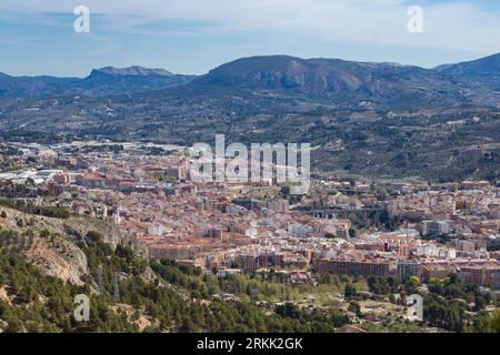 Landschaft der Stadt Alcoy mit La Serreta und der Sierra de Aitana, Spanien Stockfoto